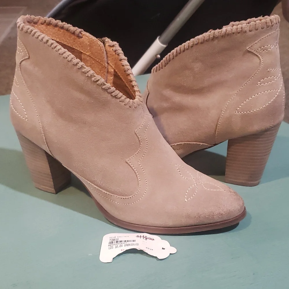 Ariat Unbridled Eva Bootie - Picture 1 of 8